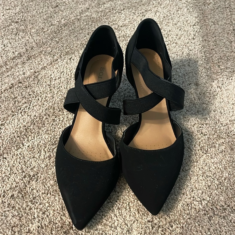 Chic Black Pointed-Toe Heels with Crisscross Design